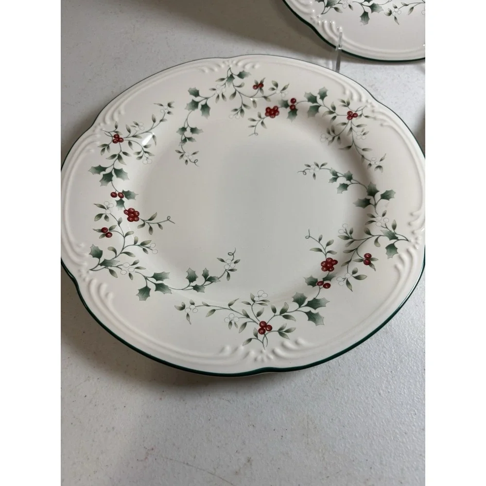 PFALTZGRAFF WINTERBERRY Berry Dinner Plates 10.5